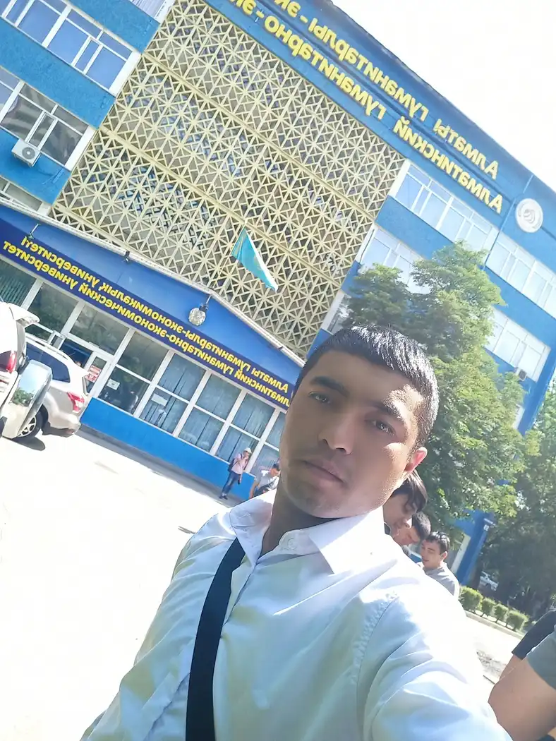 Вход Алматинская академия экономики и статистики, Almaty