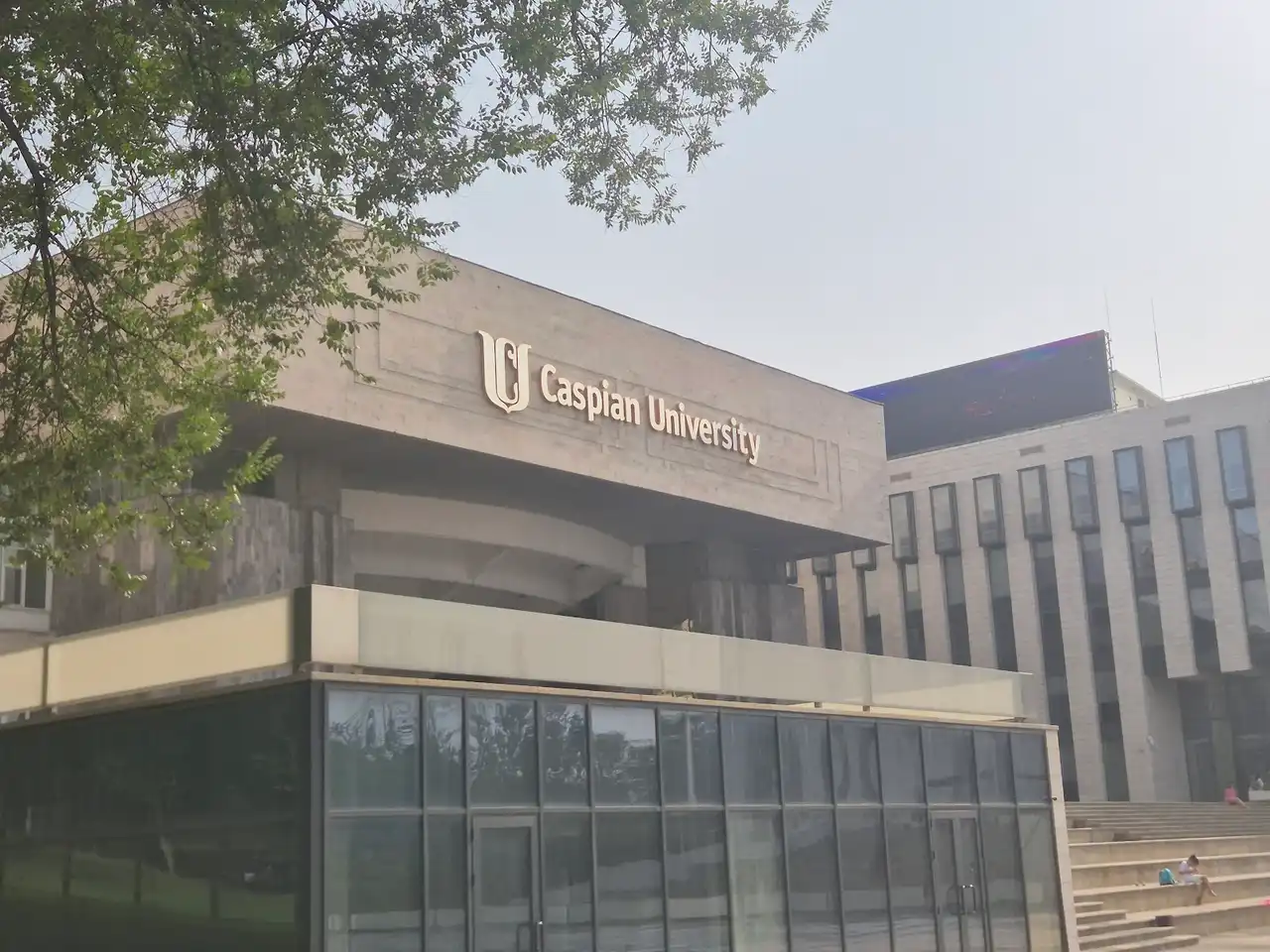 Вход Каспийский университет, Almaty